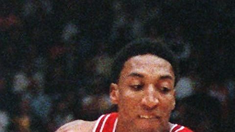 Scottie Pippen y Michael Jordan intentan detener a Kobe Bryant.