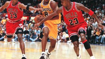 Scottie Pippen y Michael Jordan intentan detener a Kobe Bryant.