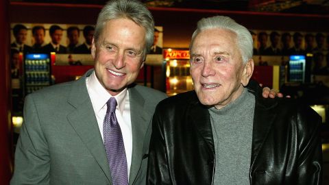 Kirk Douglas junto a su hijo Michael