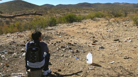 Un migrante en la frontera de Sásabe.