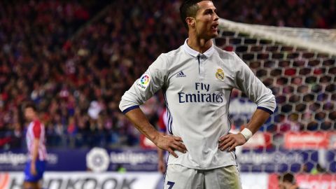 Cristiano Ronaldo celebra un gol de manera desafiante ante la grada de Atlético.