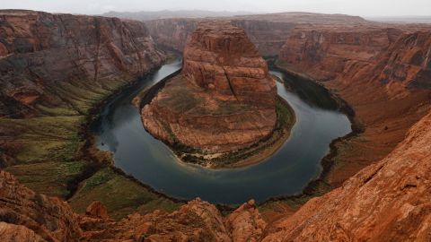 El río Colorado fluye alrededor de Horseshoe Bend en Page, Arizona.