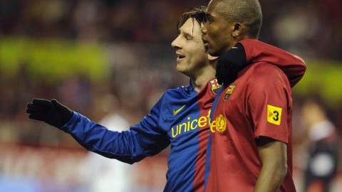 Lionel Messi y Samuel Eto'o celebrando un gol en el 2018.