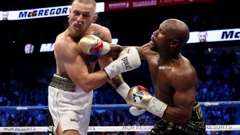 Floyd Mayweather se cansó de conectar con la derecha a McGregor, de pobre defensa.