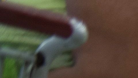 Varios clientes hacen fila con carritos de la compra en un supermercado.