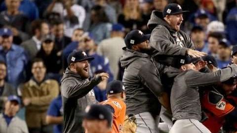 La celebración de los Astros al vencer a los Dodgers de Los Ángeles en 2017.