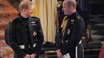 En la imagen aparecen el príncipe Harry junto a su hermano, el futuro rey de Inglaterra, el príncipe William.