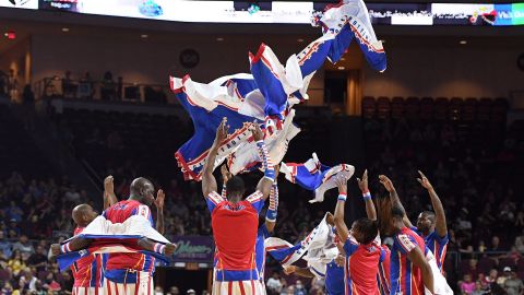 El integrante de los Harlem Globetrotters, Maxwell Pearce se impondría a cualquiera en el concurso de clavadas de la NBA