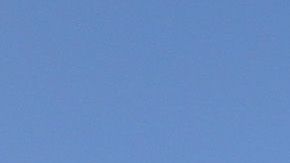 Agente de ICE revisa a una mujer originaria de Honduras, antes de deportarla a San Pedro Sula.