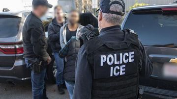 ICE mantiene sus operativos contra indocumentados.
