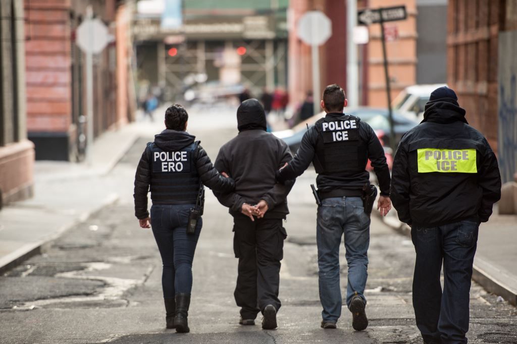 Advierten que agentes de ICE pueden arrestar a inmigrantes sin tener orden judicial