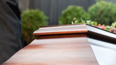 La familia enterró a un hombre que no era pariente.