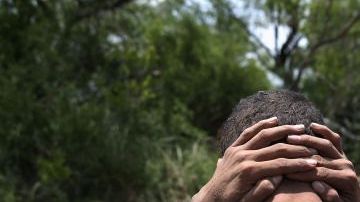 Mexicanos víctimas de extorsiones por parte del crimen organizado.