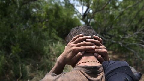 Mexicanos víctimas de extorsiones por parte del crimen organizado.