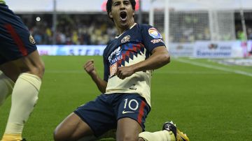Cecilio Domínguez festeja tras anotar el gol de la victoria.