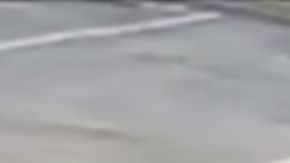 Fotograma del video de seguridad donde se ven a los tres sospechosos robando a un hombre en Hialeah con la técnica del "robo del abrazo".