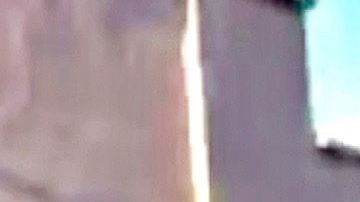 En uno de los videos que circuló en redes sociles se observa como en el bulevar Rolando Arjona, en Culiacán, Sinaloa, hombres armados sometieron a algunos de los automovilistas a plena luz del día. A uno de ellos le apuntaron con un arma de fuego.