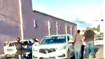 En uno de los videos que circuló en redes sociles se observa como en el bulevar Rolando Arjona, en Culiacán, Sinaloa, hombres armados sometieron a algunos de los automovilistas a plena luz del día. A uno de ellos le apuntaron con un arma de fuego.