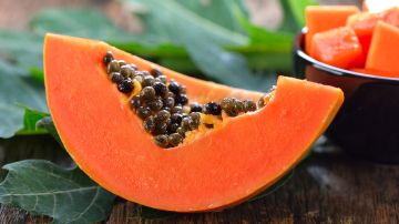 La ingesta diaria de agua de papaya es un gran aliado para combatir el estreñimiento crónico.