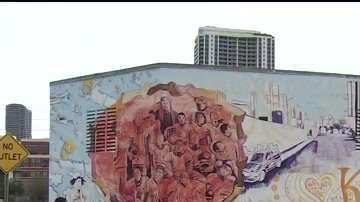 Varios artistas pintaron el mural dedicado a Kobe Bryant en Miami.