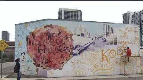 Varios artistas pintaron el mural dedicado a Kobe Bryant en Miami.