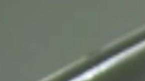 En el video de seguridad se ve a uno de los ladrones mirando por la ventana de la habitación del niño.