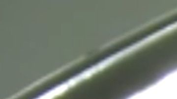 En el video de seguridad se ve a uno de los ladrones mirando por la ventana de la habitación del niño.