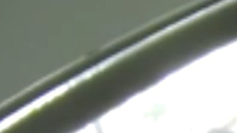 En el video de seguridad se ve a uno de los ladrones mirando por la ventana de la habitación del niño.