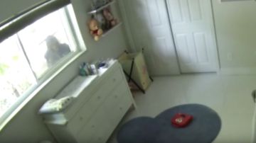 En el video de seguridad se ve a uno de los ladrones mirando por la ventana de la habitación del niño.