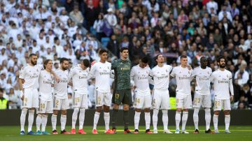 Los jugadores del Real Madrid guardan un minuto de silencio en memoria de Kobe Bryant.
