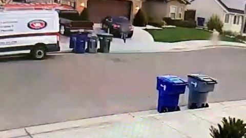 La persecusión fue grabada por cámaras de seguridad de una vivienda.