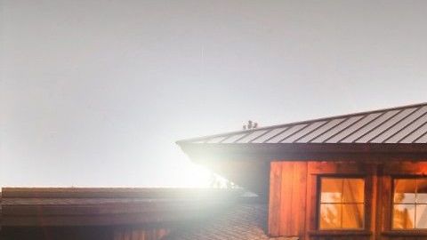 Tanto compradores como vendedores de mansiones aprovechan las bajas tasas hipotecarias.