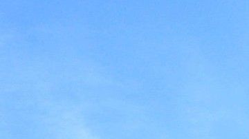 Una mansión similar a la de la imagen fue la que este joven le regaló a su familia.