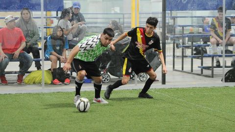 La liga SNS juega los martes en Five Stars Sports de la ciudad de Melrose Park. (Javier Quiroz / La Raza)