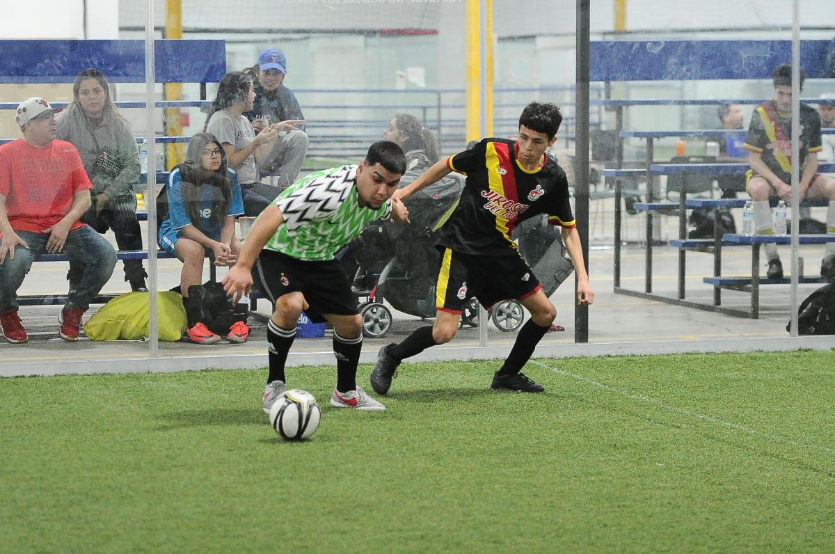 La liga SNS juega los martes en Five Stars Sports de la ciudad de Melrose Park. (Javier Quiroz / La Raza)