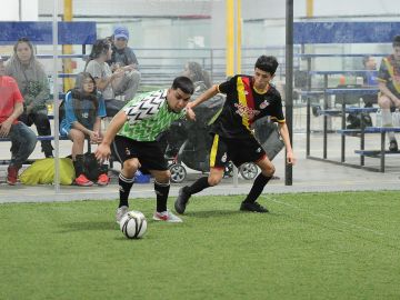 La liga SNS juega los martes en Five Stars Sports de la ciudad de Melrose Park. (Javier Quiroz / La Raza)