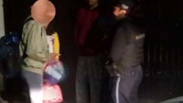 Foto que circula en redes sociales sobre el rescate de la menor en el exterior de una escuela en México.