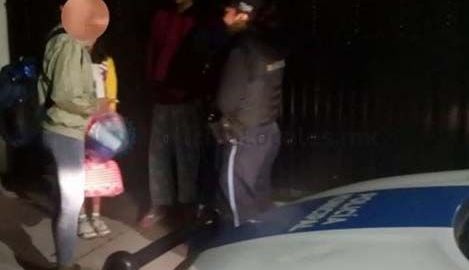 Foto que circula en redes sociales sobre el rescate de la menor en el exterior de una escuela en México.