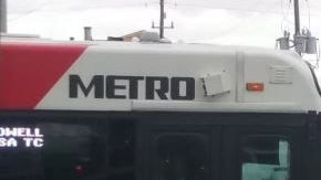 Un autobús de METRO impactado con balas.