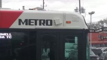 Un autobús de METRO impactado con balas.