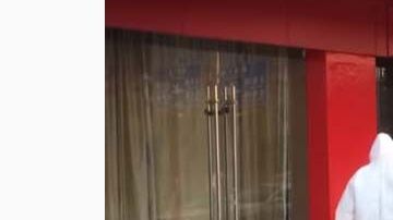 Los periodistas se toparon con el cadáver en Wuhan, China,  en la mañana del jueves.