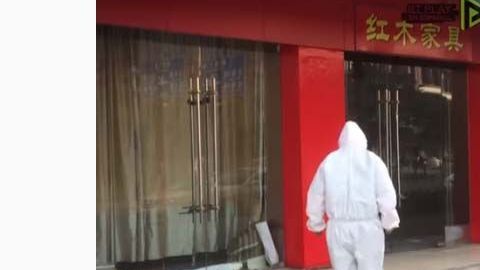 Los periodistas se toparon con el cadáver en Wuhan, China,  en la mañana del jueves.