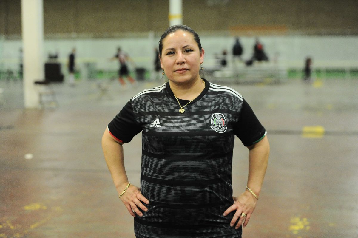 Miriam Herrera es madre de dos niños y ahora también futbolista como sus hijos. (Javier Quiroz / La Raza)
