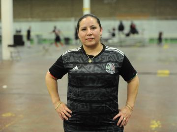 Miriam Herrera es madre de dos niños y ahora también futbolista como sus hijos. (Javier Quiroz / La Raza)