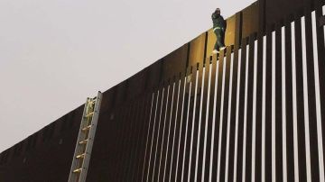 El inmigrante “se asustó” al intentar cruzar la valla de seguridad.