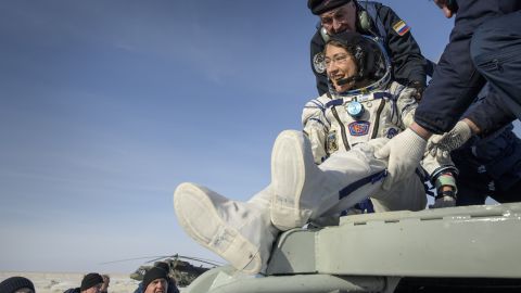 La astronauta Christina Koch recibe ayuda para salir de la nave espacial Soyuz MS-13.