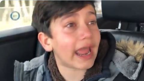 El pequeño lloró con su hermana.