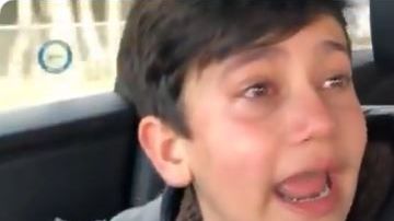 El pequeño lloró con su hermana.