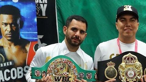 "Canelo" presume los cetros que lo han convertido en un histórico del boxeo mexicano.