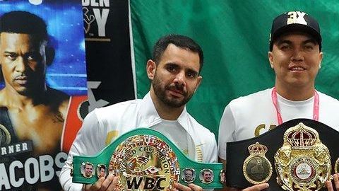 "Canelo" presume los cetros que lo han convertido en un histórico del boxeo mexicano.